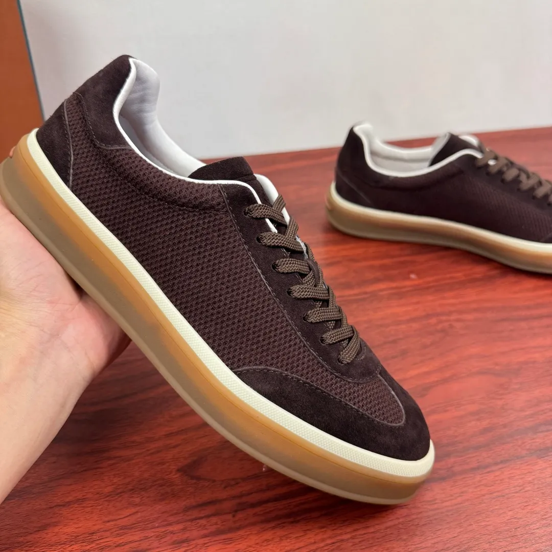 Batch 740 Loro Piana Tennis Walk men's moral training sneakers! These new textured leather tennis shoes feature an ultra-low-top design for year-round wear and are water-resistant. The wrapped sole creates an effortlessly attractive color combination that harmoniously blends functionality with understated style. The ideal footwear option for urban dressing. The heel is decorated with a soft calfskin tongue with Kummel color inserts and an embossed LP logo. Cotton shoelaces. Material: Upper: Gray woven stitching with cowhide accents! Sole: Rubber lining: Cow leather original rubber sole, excellent foot comfort, complete package! Size: 39-40-41-42-43-44 leather shoe size (can be customized to 38.4546) Item number: FAM1316 coffee color